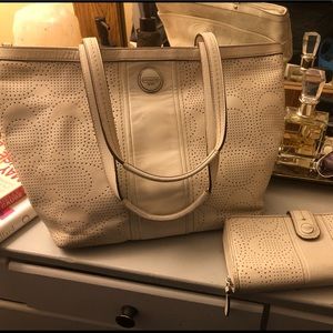 Coach Vintage authentic handbag/wallet eggshellWHT